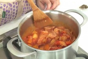 【料理サプリ】井上かなえ料理ブロガーえびとベーコンのトマトクリームシチューレシピ