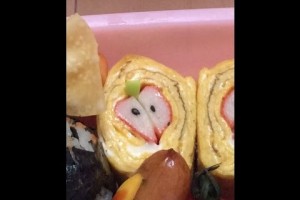 簡単可愛いお弁当のおかず（カニカマと卵焼きのリンゴ）